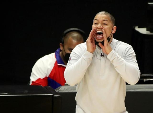 世界杯直播app下载入口-【现场】当德克欢呼的时候 懵逼的卢指导做了什么？