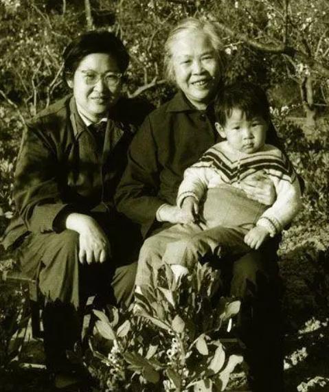 世界杯直播app下载入口-1956年，江青赴苏联治病，向接诊的医生坦言：我和毛泽东同志是政治夫妻